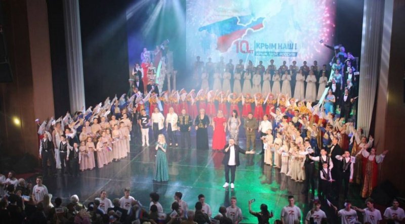 В Симферополе состоялся праздничный концерт «10 лет вместе», посвящённый Дню воссоединения Крыма с Россией